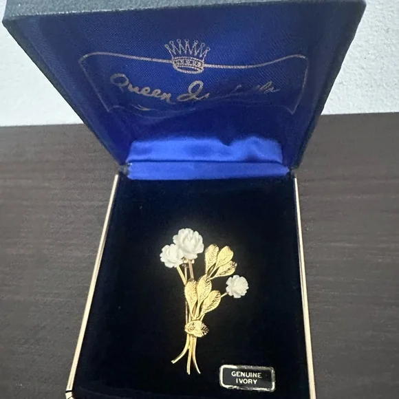 Vintage Gold and White Floral Brooch by Vintage - Picture 2 of 8